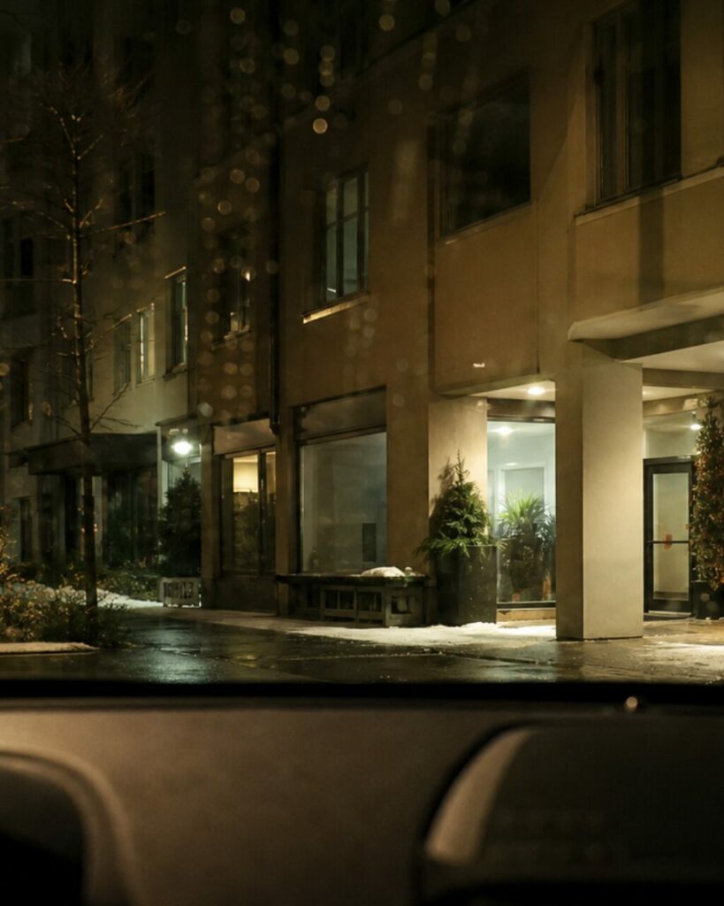 Façades verticales et piliers sous un verre mouillé