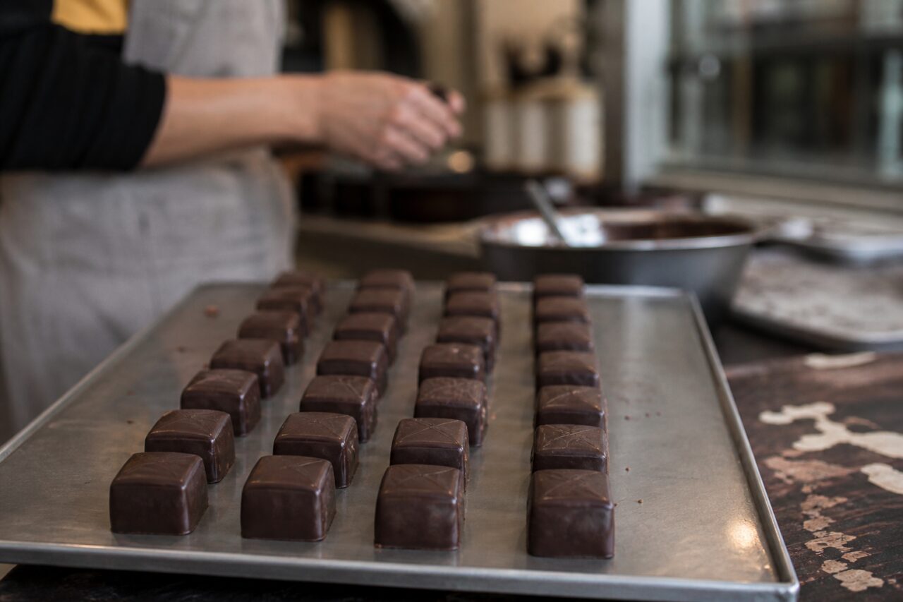 Ganache modellate su una placca d’acciaio a Città del Capo