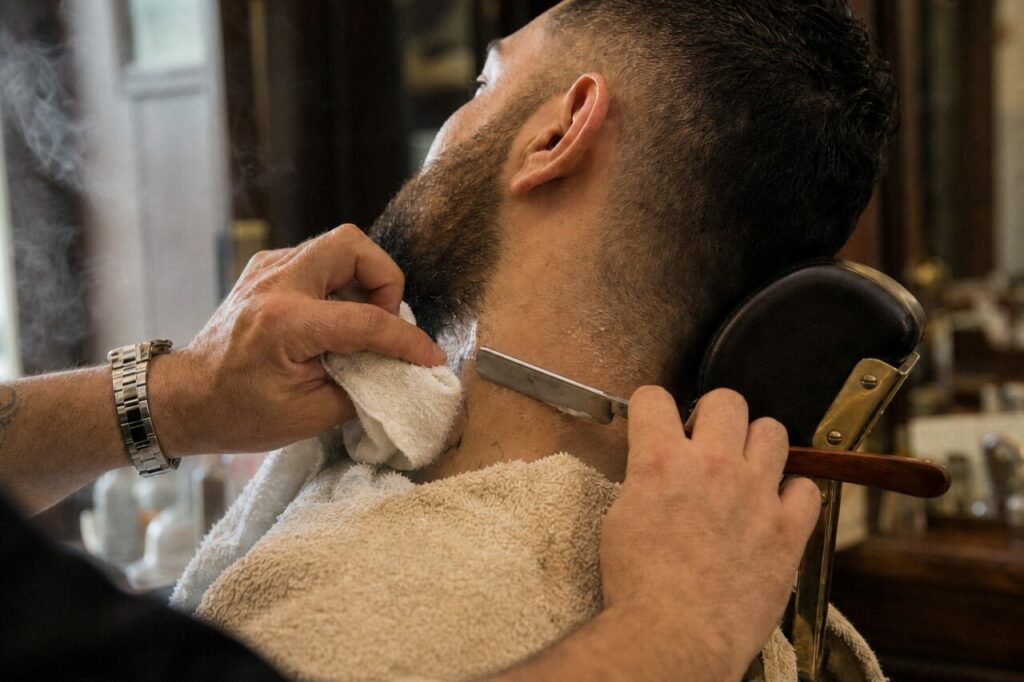 Cheveux courts près de la lame à la nuque