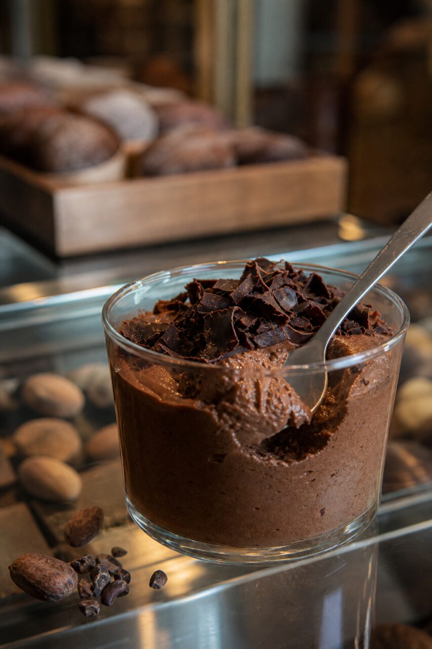 Close-up van versierde chocolademousse