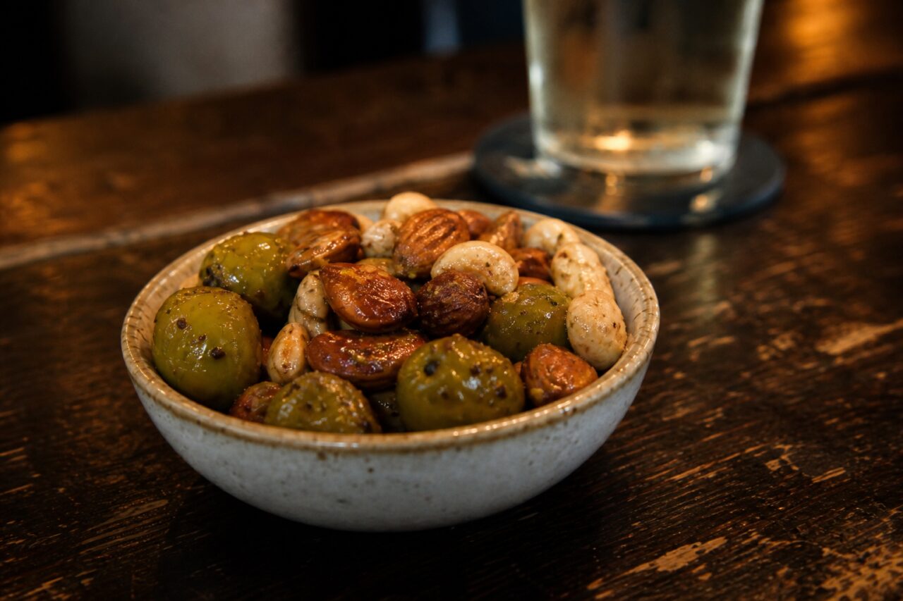 Primer plano de aceitunas, almendras y anacardos