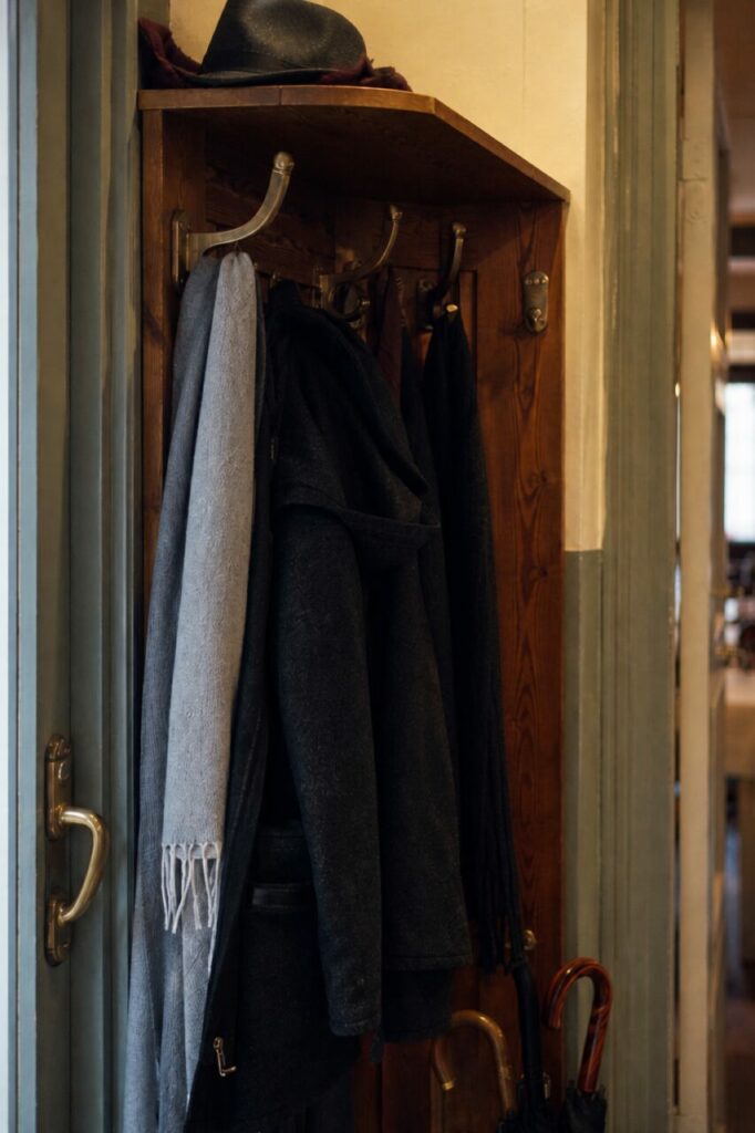 Nahansicht von Haken und hängender Kleidung
