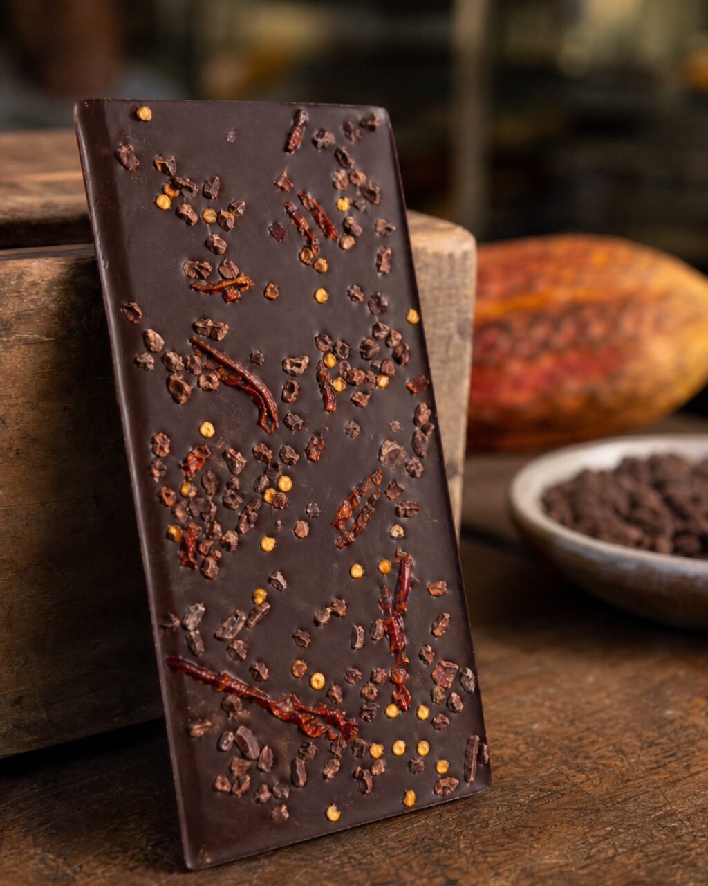 Close-up van een chocoladereep met chili