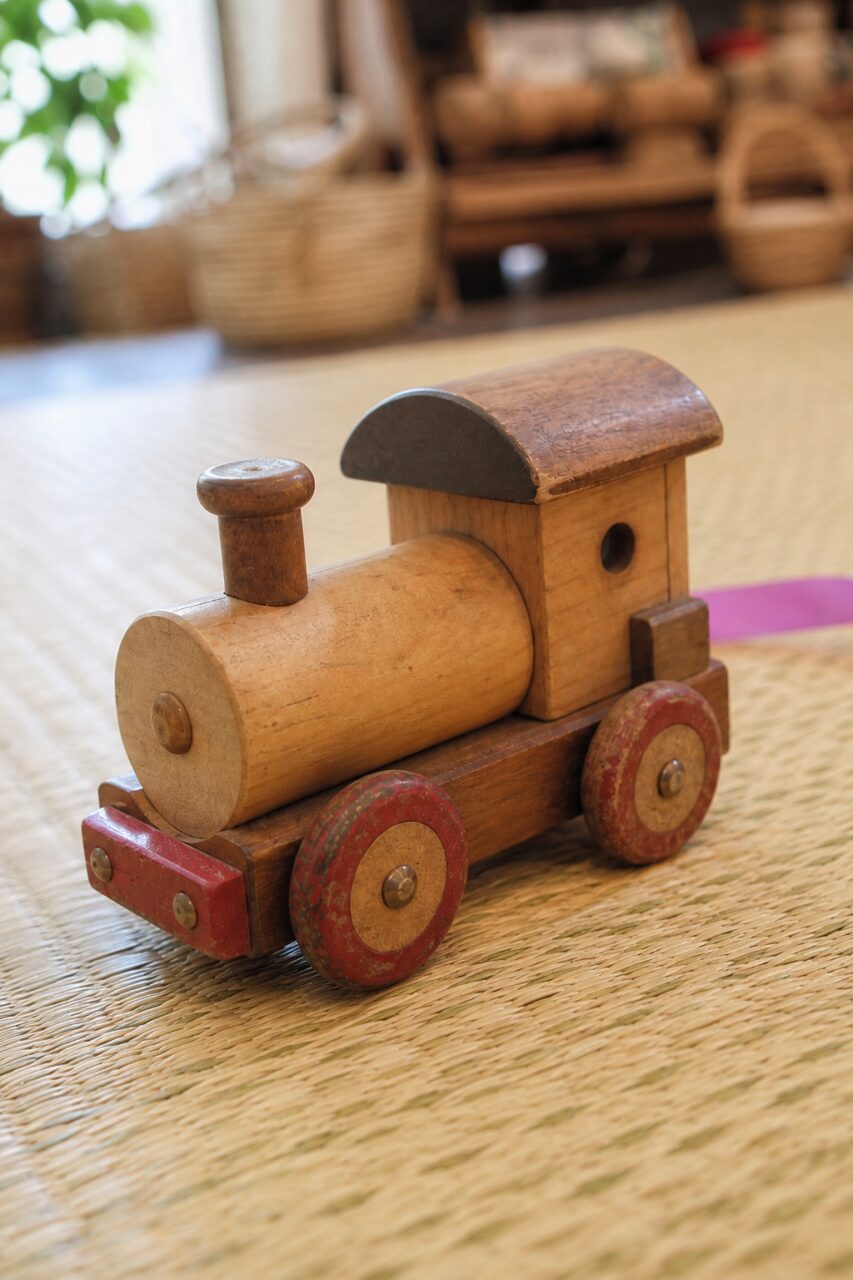 Gros plan vertical sur une locomotive-jouet en bois