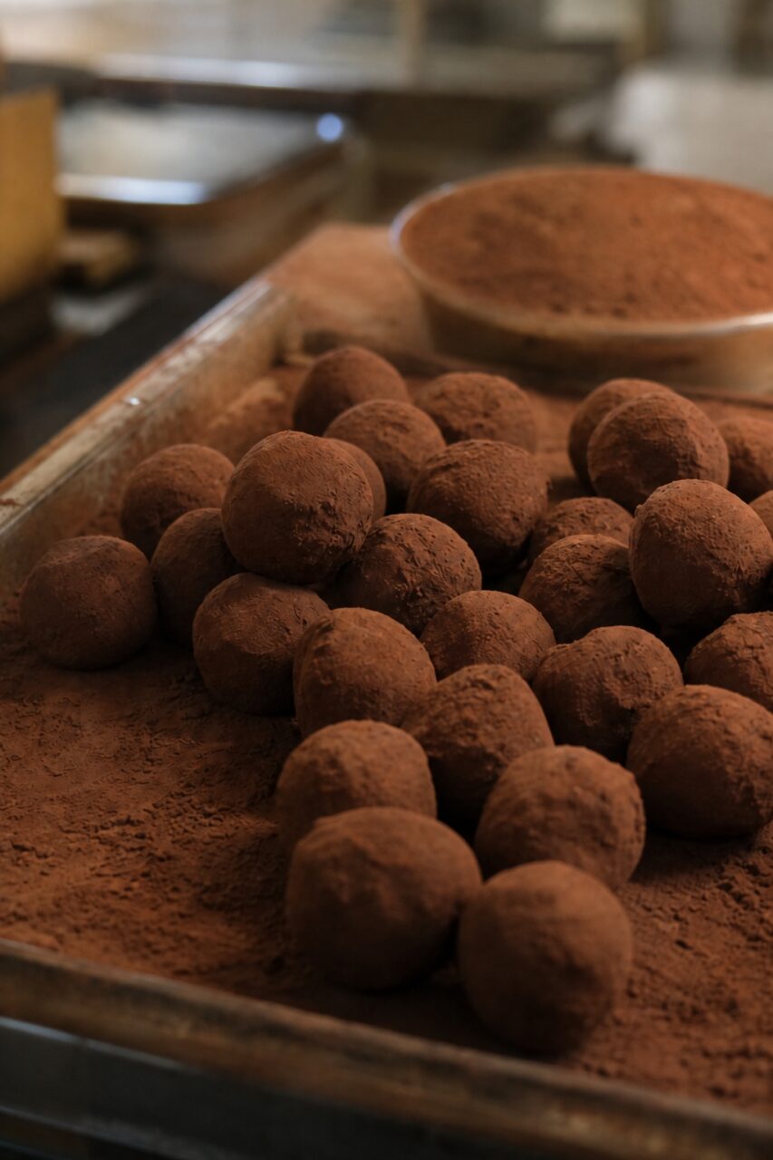 Verticale close-up van cacaotruffels