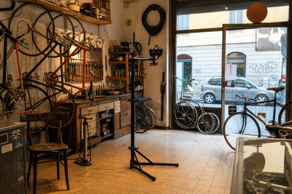 Intérieur d’un atelier de réparation de vélos avec établis et roues à Milan