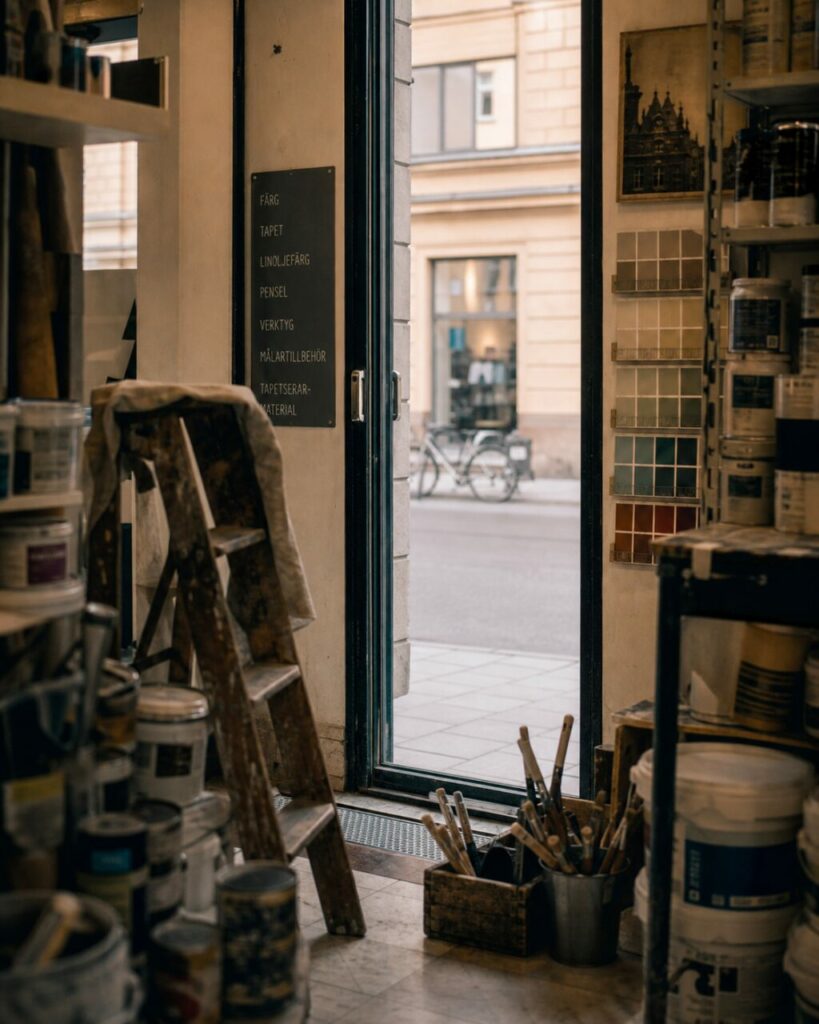 Interieurbeeld van een verfdepot naar een glazen deur en de straat