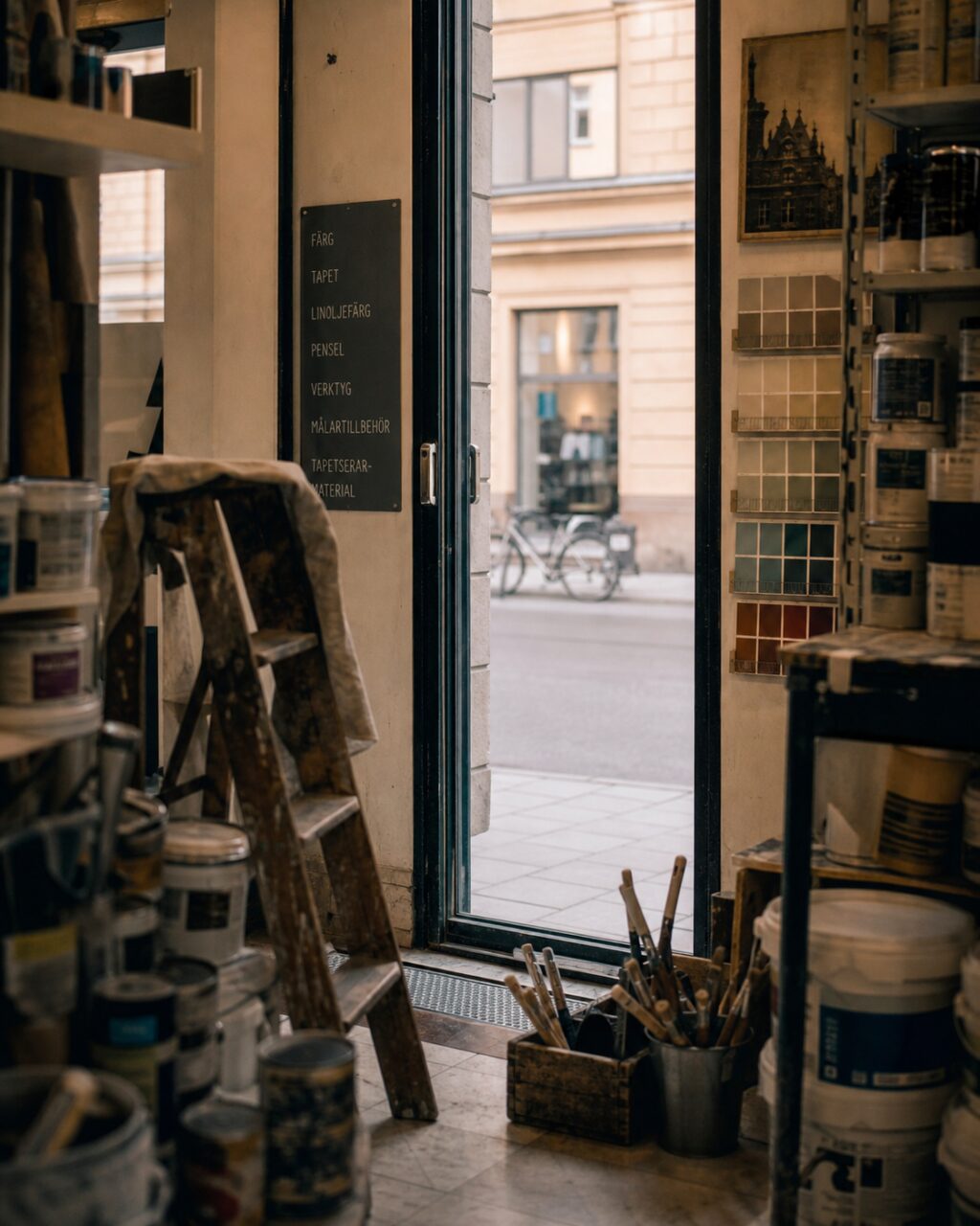 Interieurbeeld van een verfdepot naar een glazen deur en de straat