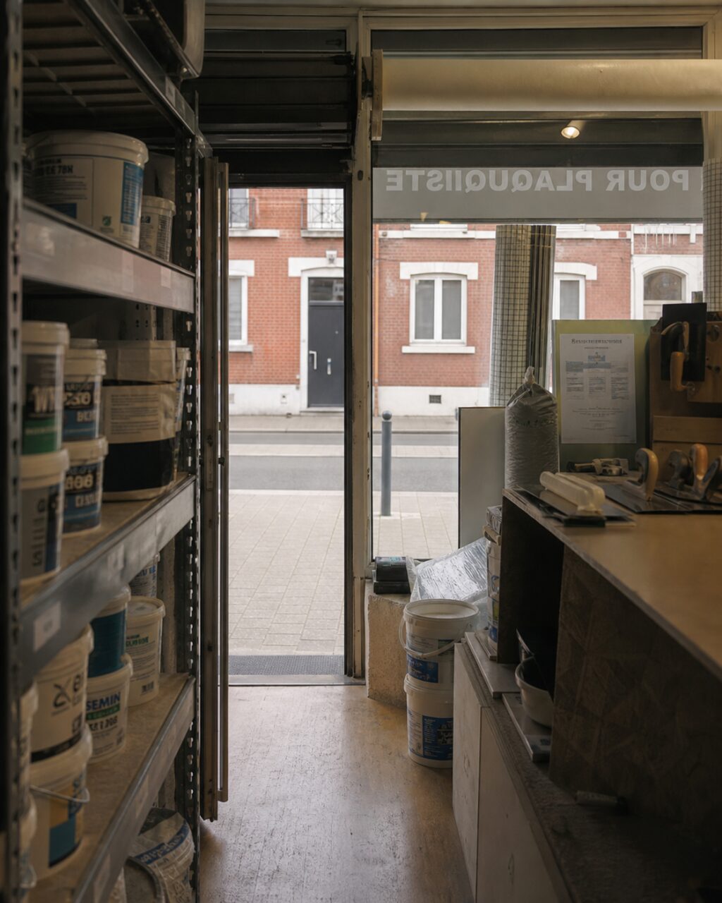 Interior de uma loja de materiais para placas de gesso visto da porta em Lille