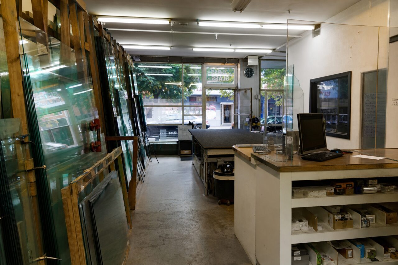 Interior de um estúdio de vidro com painéis e balcão em Seattle