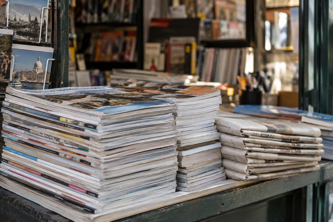 Zelfstandige buurtkiosk — a close view of stacked magazines without text