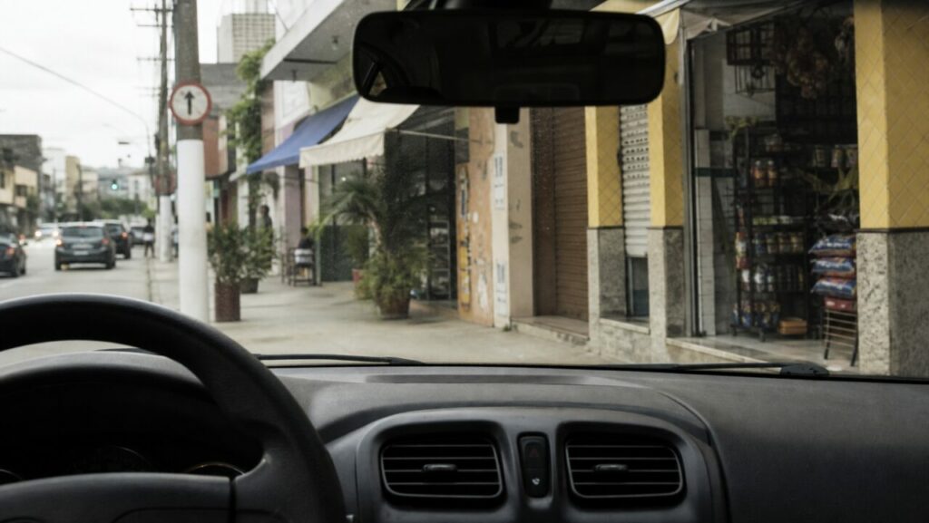 Large pare-brise ouvert sur une rue de quartier