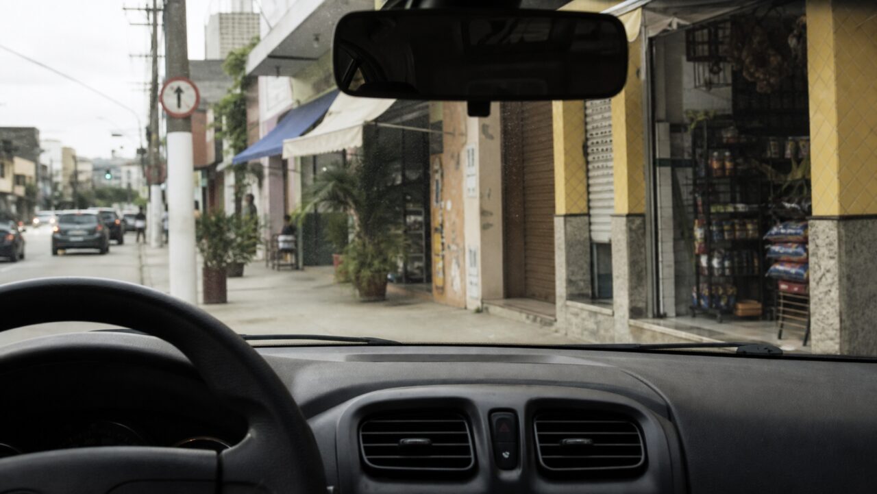 Large pare-brise ouvert sur une rue de quartier