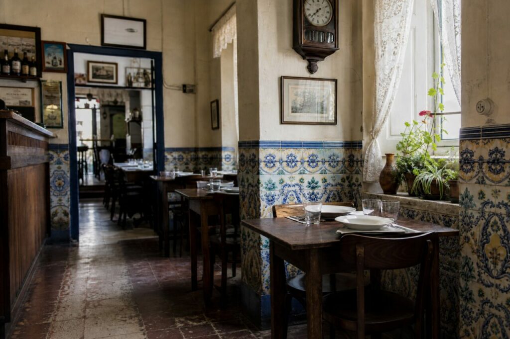 Longue salle et table près de la fenêtre