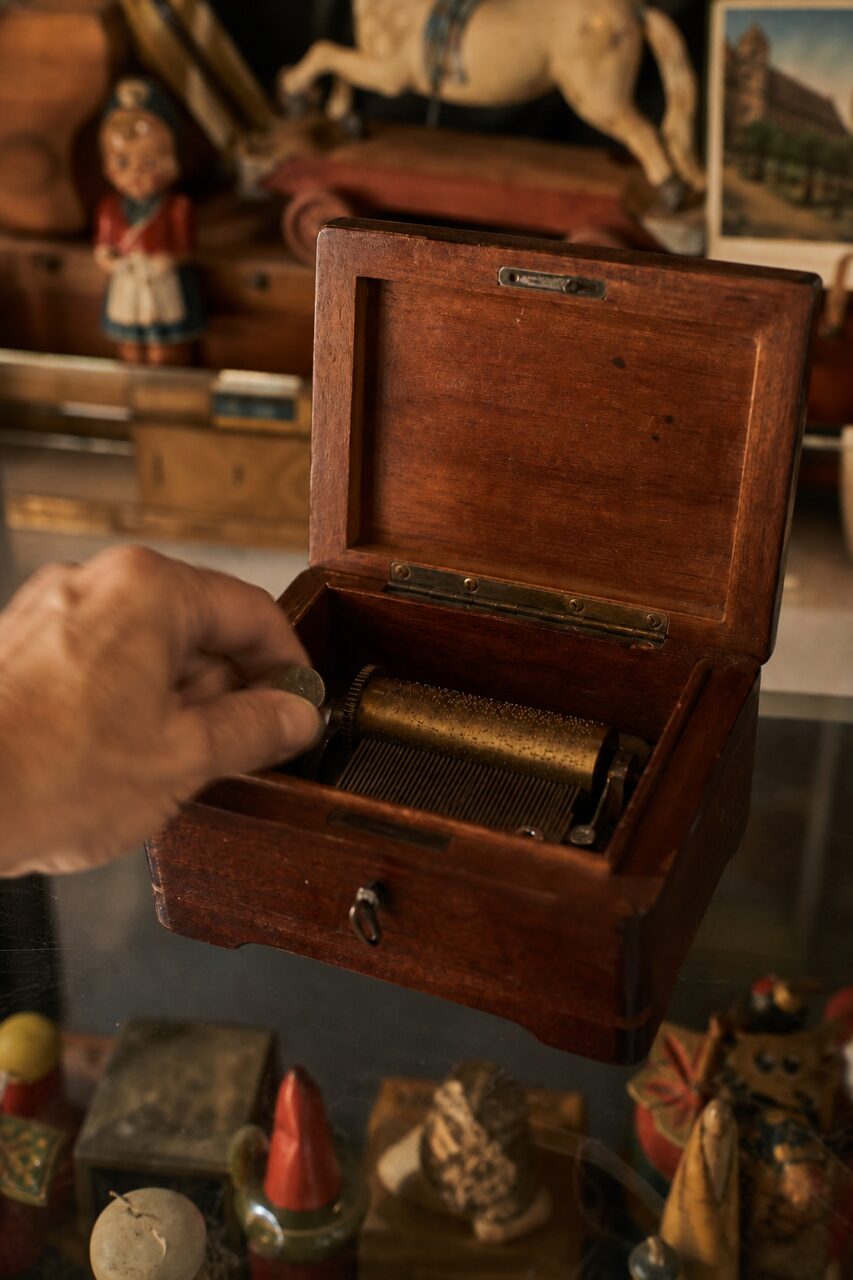 Hand houdt een schijf in een open speeldoos