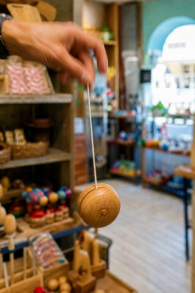 Bewegte Hand über einem Holzjojo