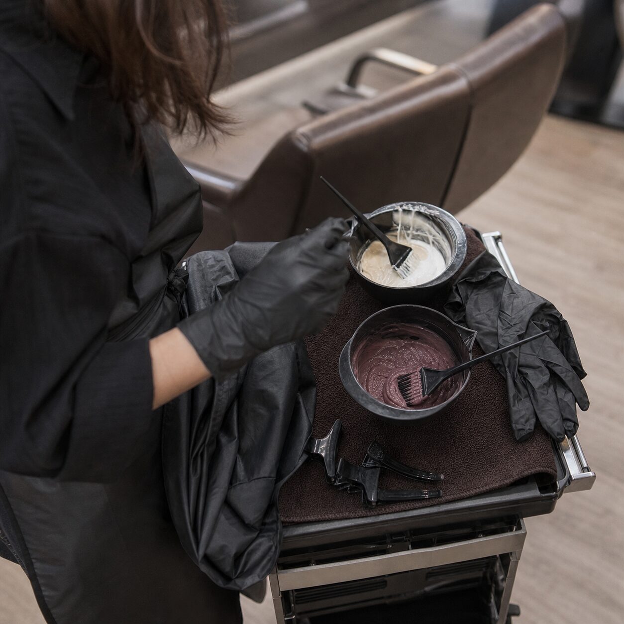 Handschuhe über den Mischungen in den Schalen des Salonwagens