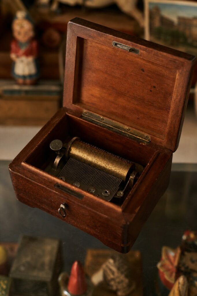 Speeldoosmechaniek in een krap staand beeld