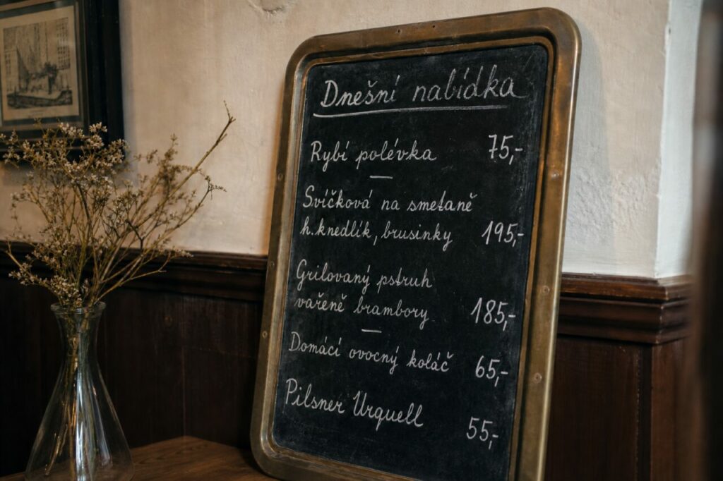 Menu a giz, jarra esguia e painel mural castanho
