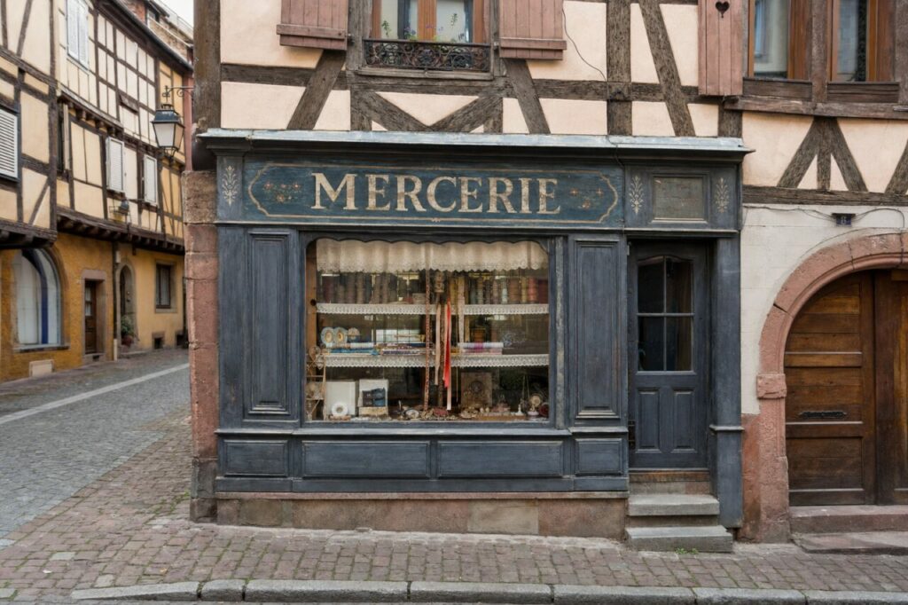 Mercerie ancienne à Colmar, façade à colombages et rubans en vitrine