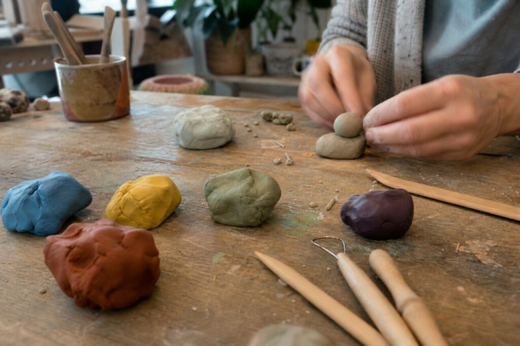 Modelage de pâte colorée sur une table en bois
