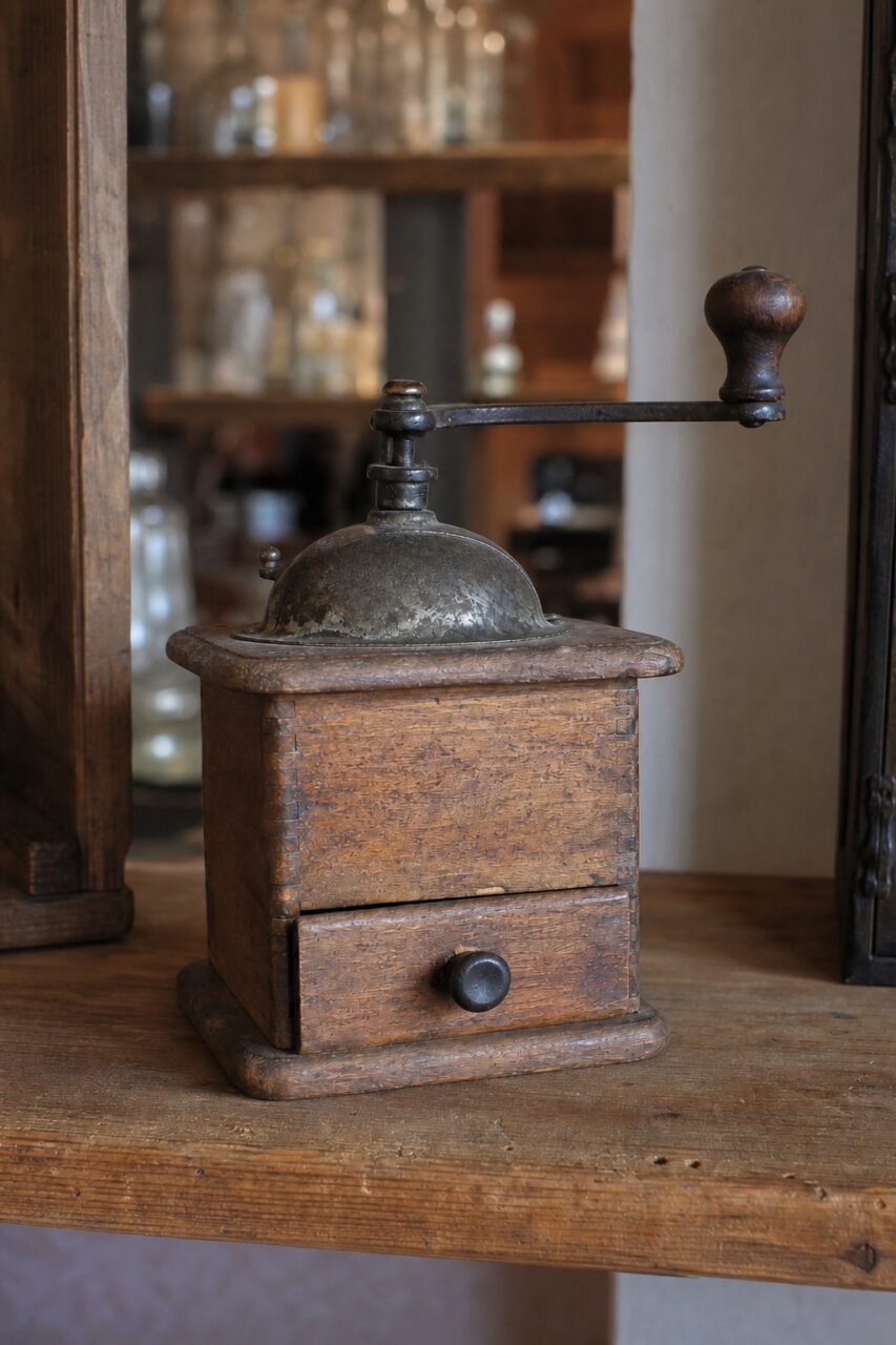 Macinacaffè manuale verticale con pomello in legno sopra la tramoggia
