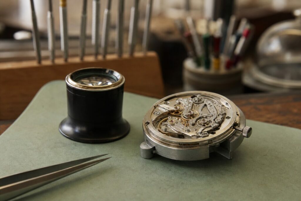 Mecanismo de reloj sobre la mesa de trabajo