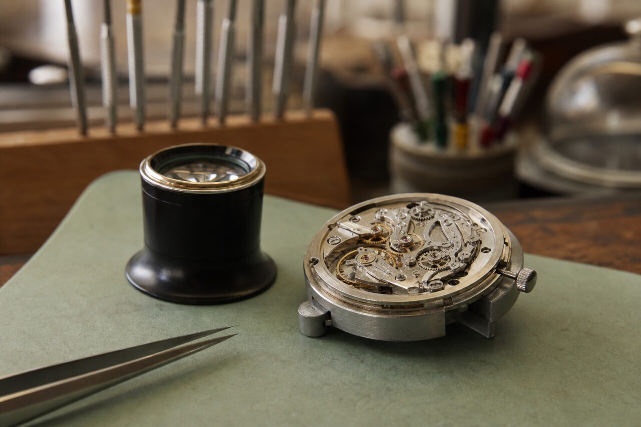 Movimento di orologio sul banco da lavoro