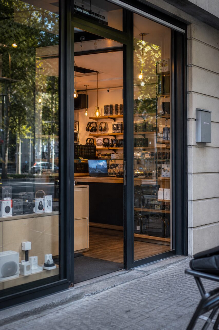 Ordinateur portable gaming visible à travers la porte vitrée d’une boutique