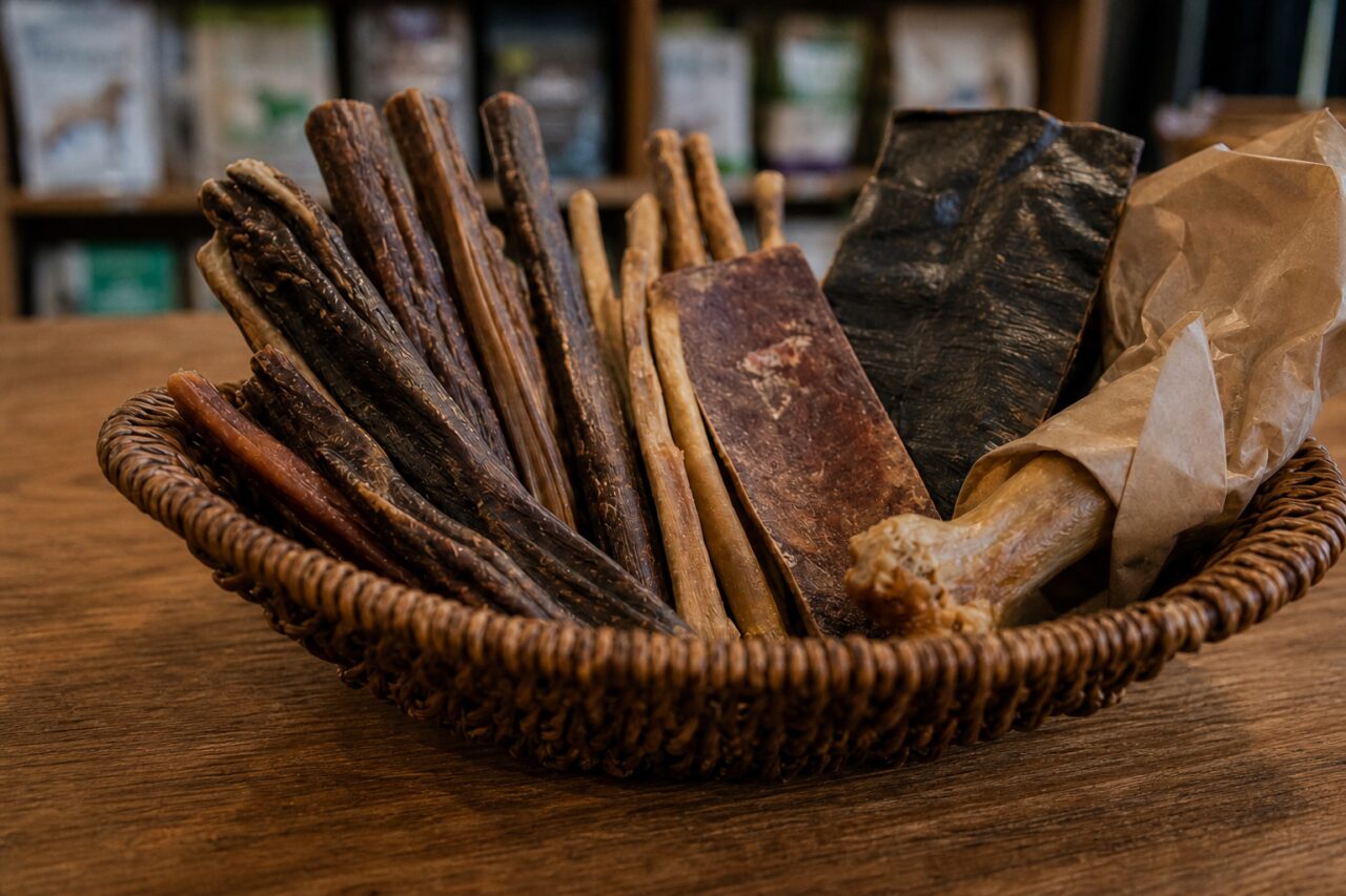 Cesto di snack da masticare per cani con bastoncini e osso