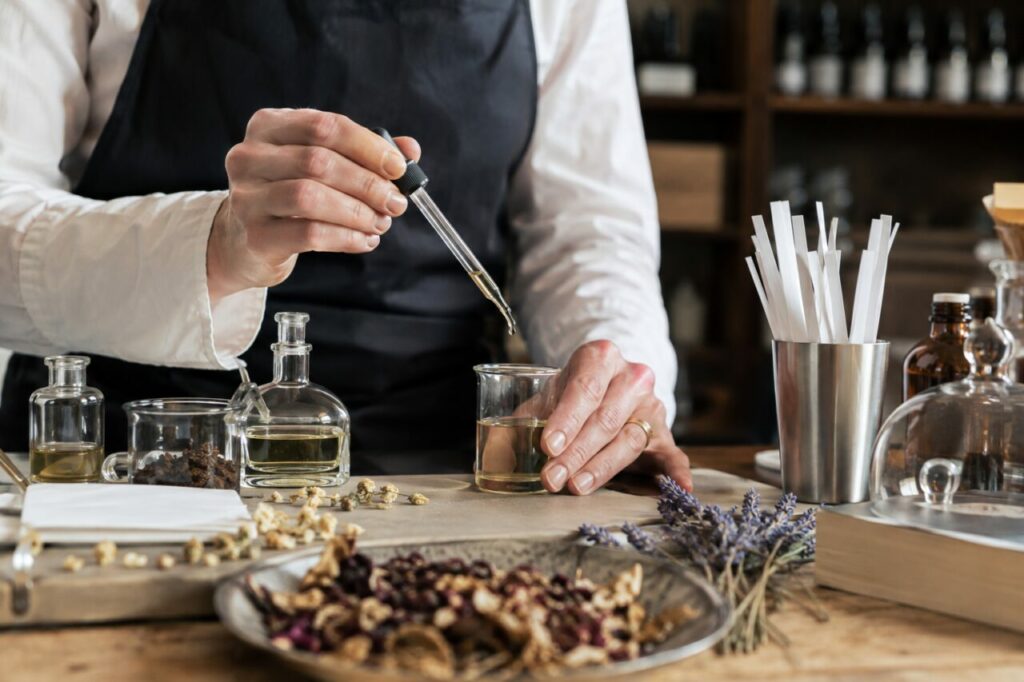 Goutte de liquide déposée dans un bécher au laboratoire de parfumerie