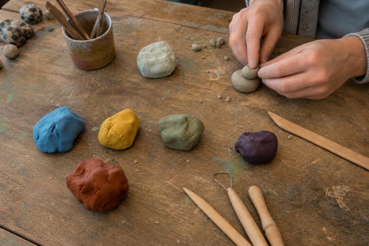 Pâtes colorées et outils de modelage vus du dessus