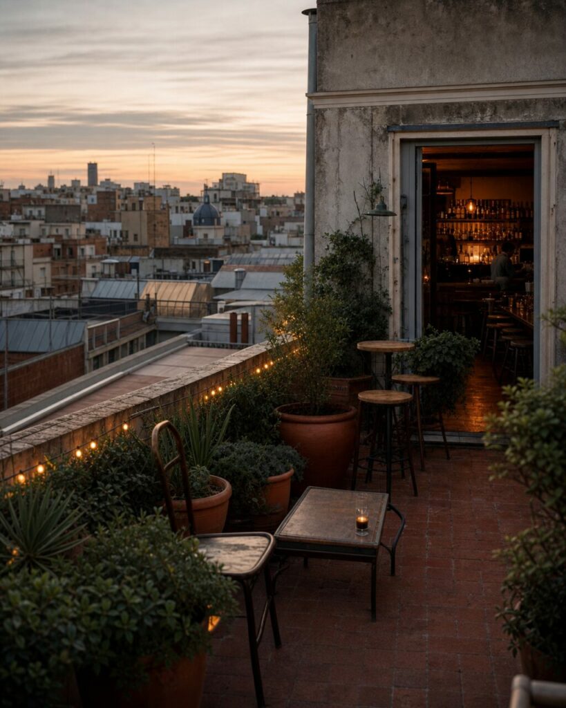 Prospettiva profonda lungo il passaggio verde verso il bar
