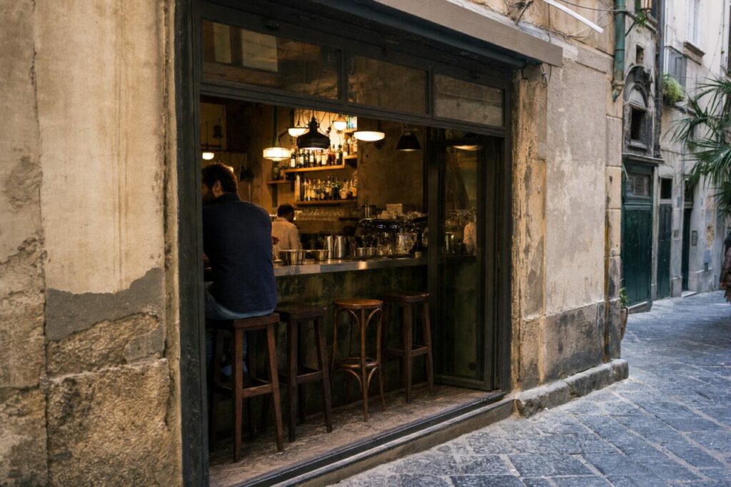 Kleine Bar mit Öffnung zu einer gepflasterten Gasse