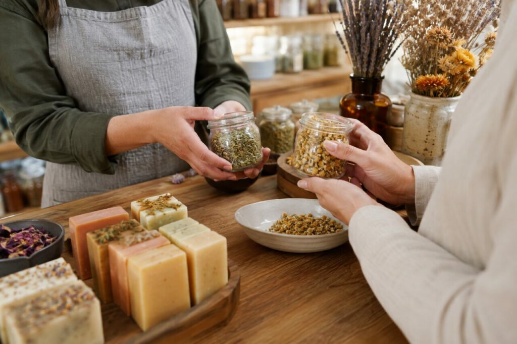 Plantes, savons et mélanges sur le comptoir de l’herboristerie