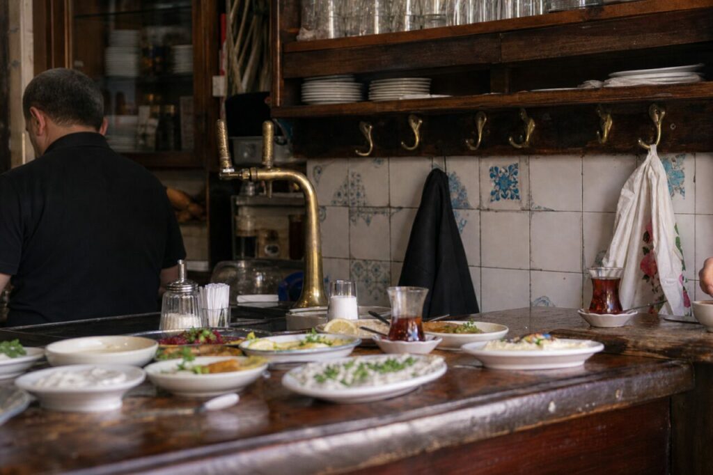 Plats crémeux et verres étroits sur un comptoir patiné