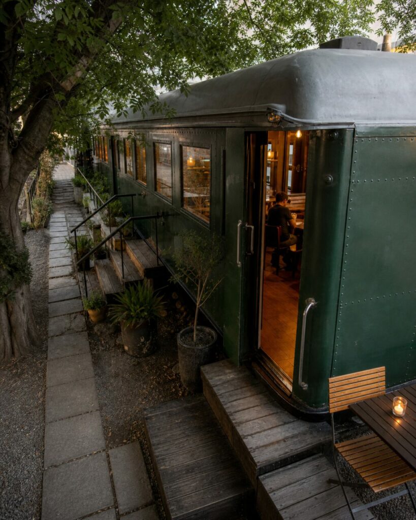 Plongée sur le toit arrondi et l’entrée du café