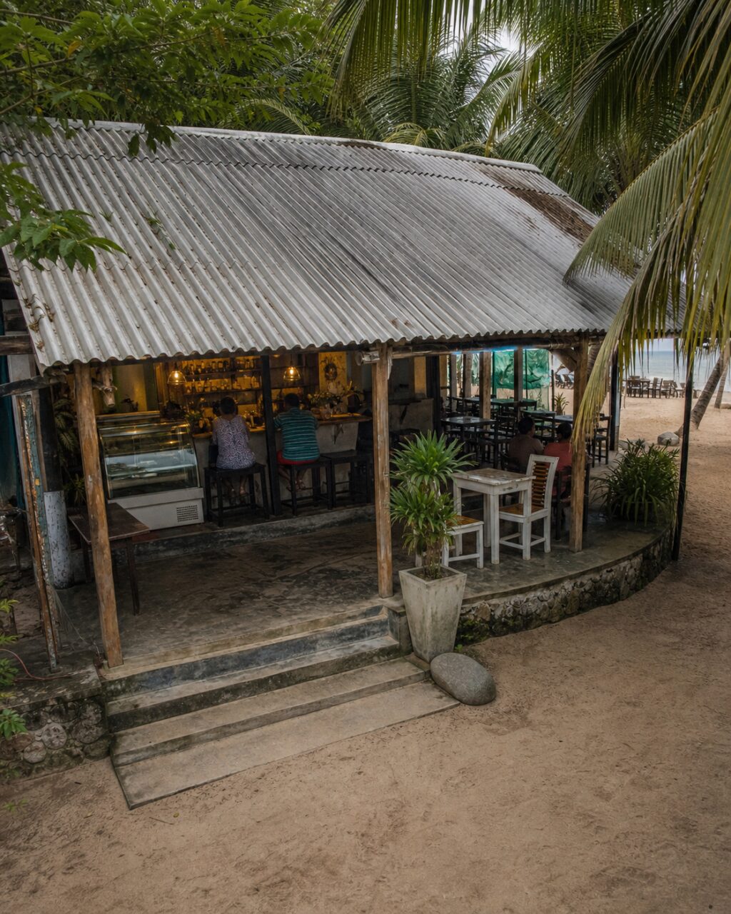 Plongée sur le toit ondulé et la terrasse ouverte
