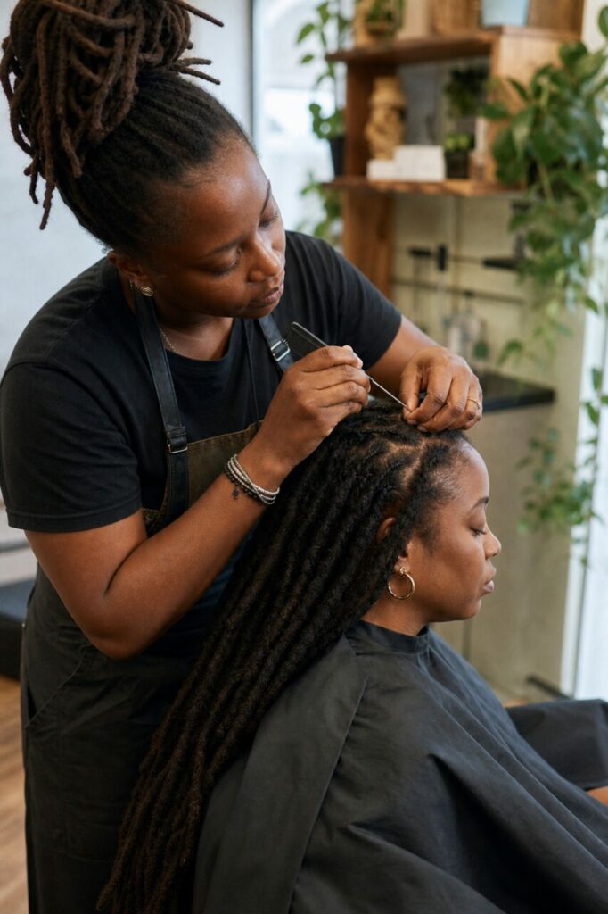 Deux profils pendant le soin des locs