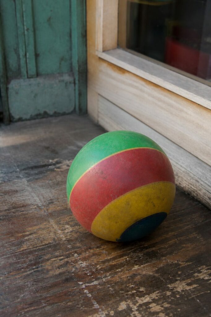 Enges Hochformat eines abgenutzten bunten Balls