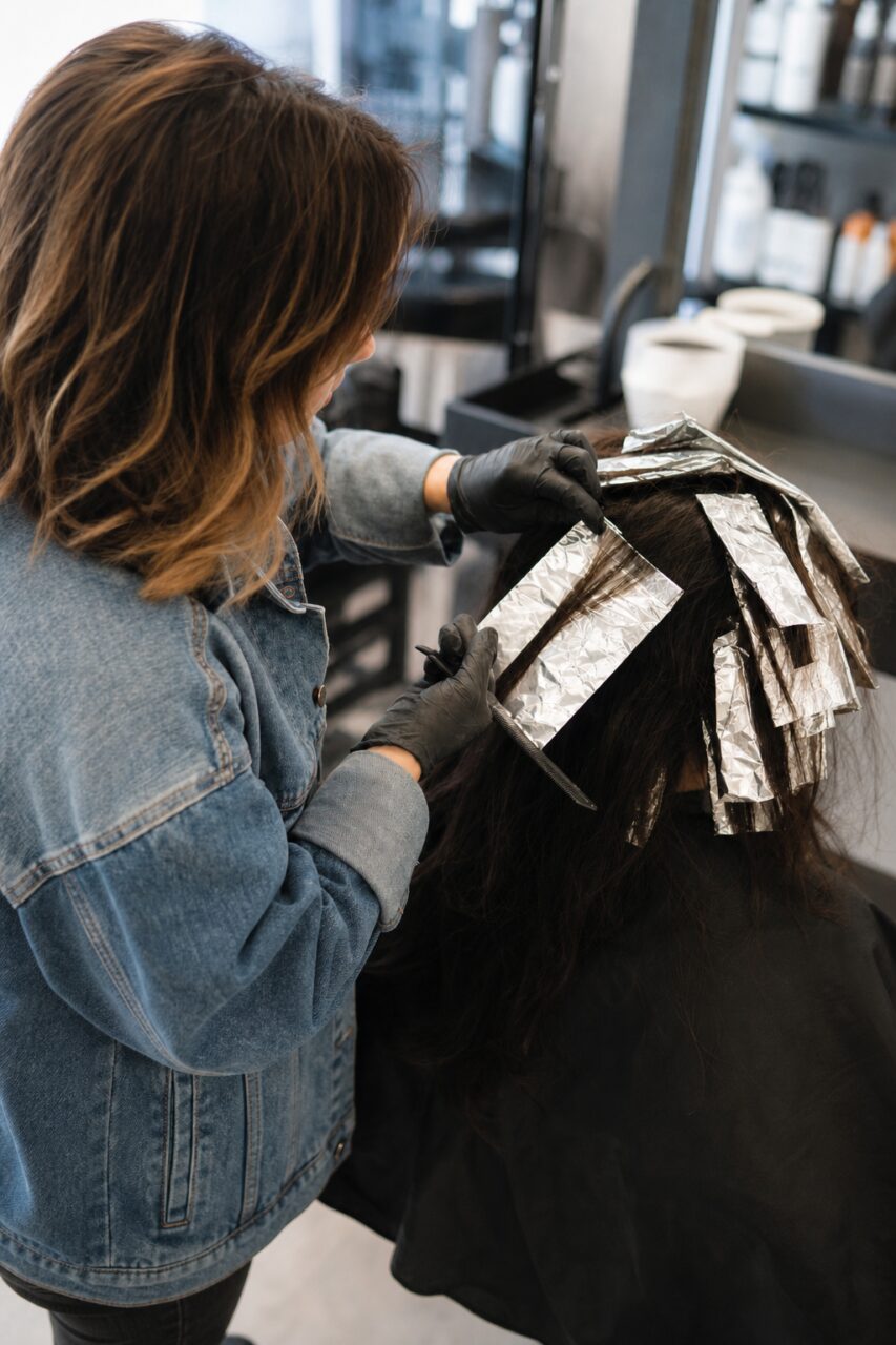 Chevelure brune avec feuilles argentées et cape noire
