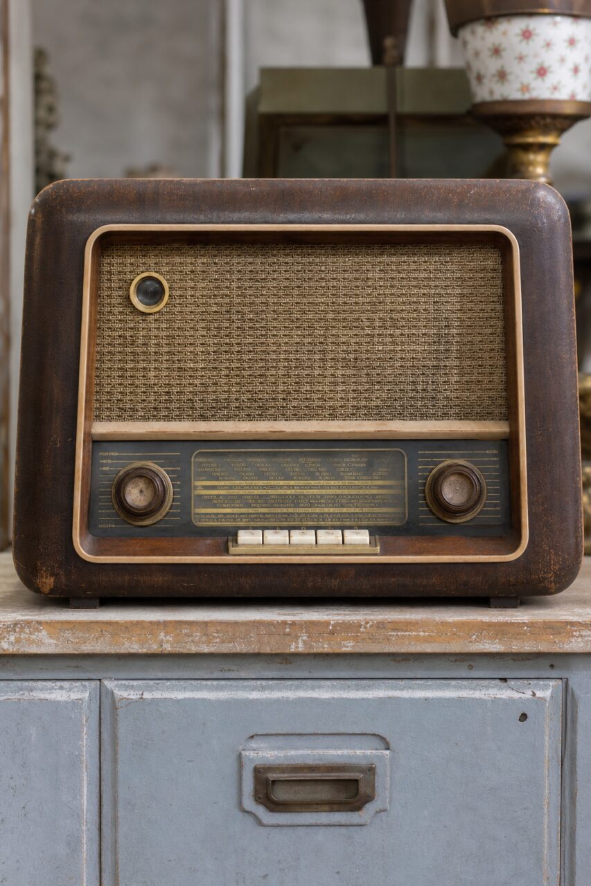 Radio d’epoca in legno in formato verticale con frontale e scala delle stazioni