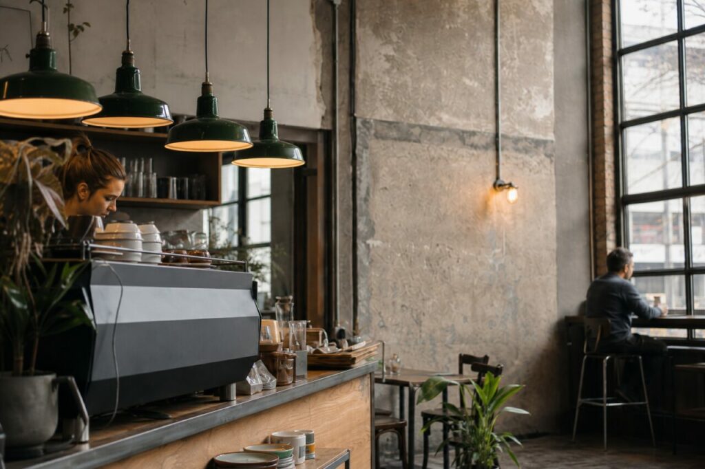 Préparation au comptoir sous quatre lampes vertes
