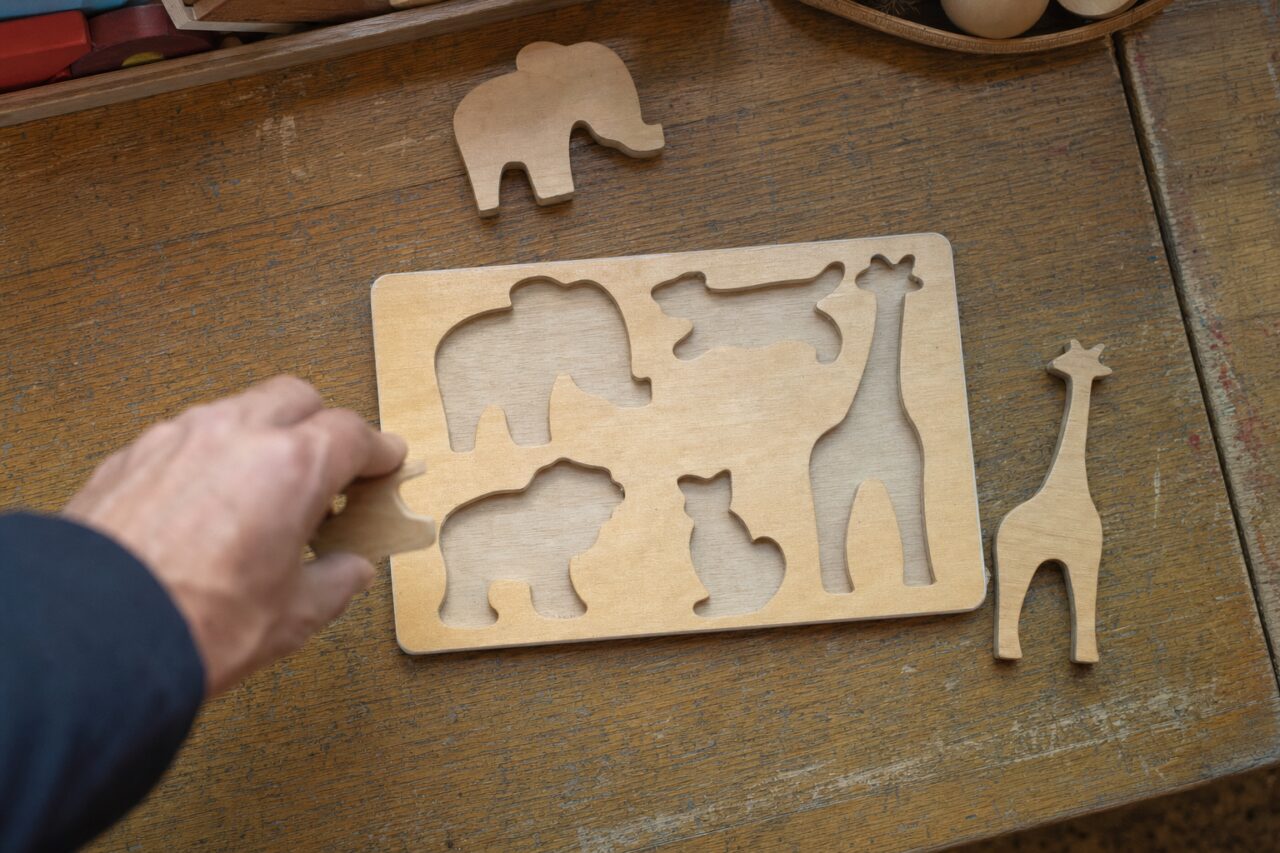 Puzzle en bois avec silhouettes d’animaux sur une table patinée