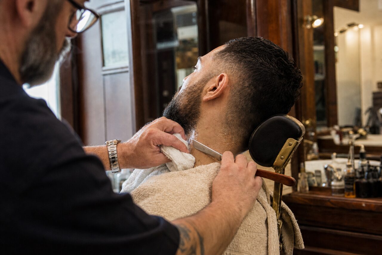 Mains expertes, rasage de nuque au rasoir dans un salon