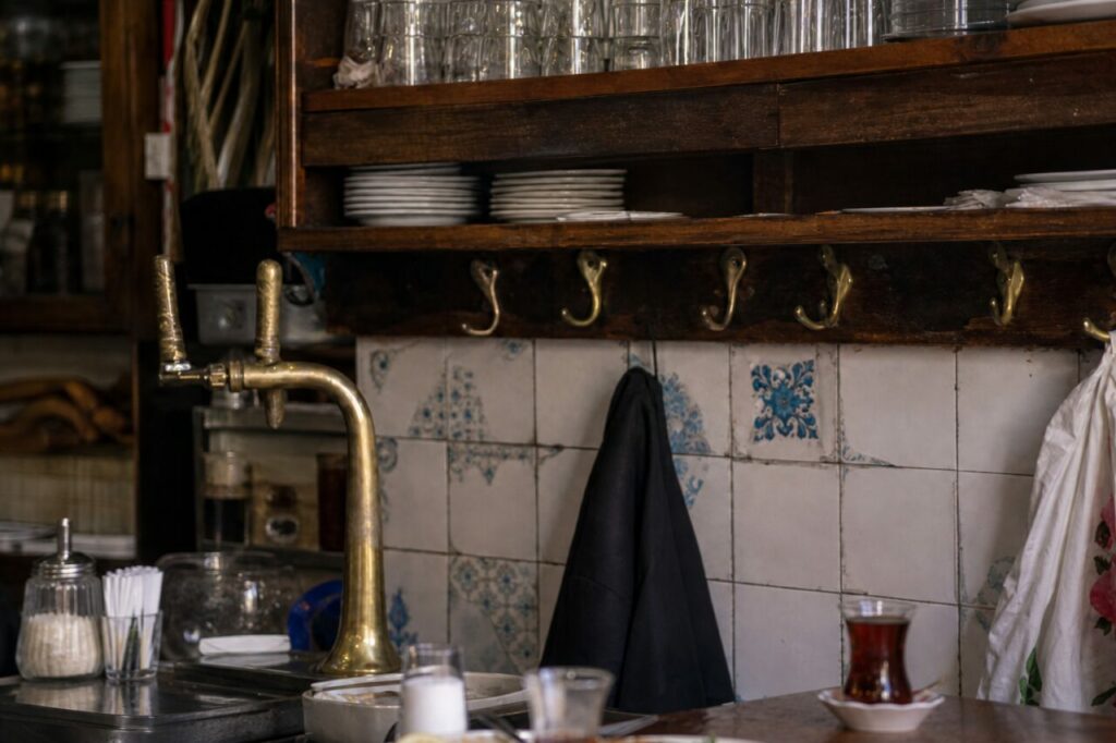 Rayonnage de verres au-dessus de carreaux décorés