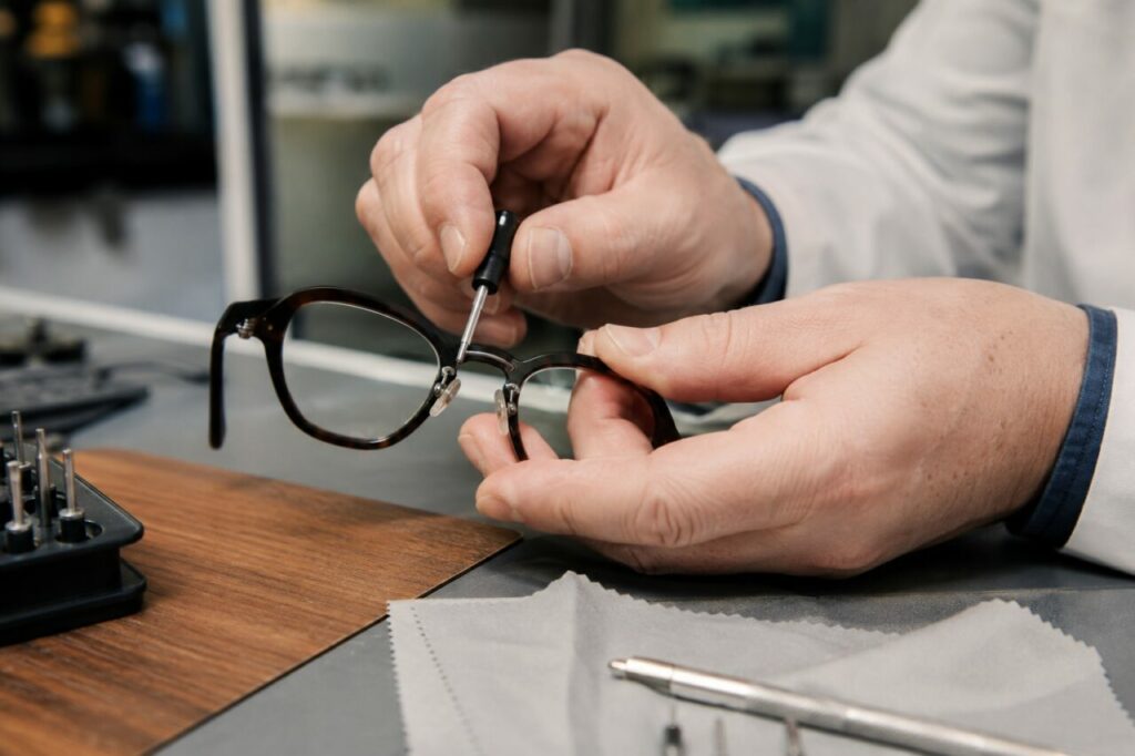 Réglage d’une branche de lunettes — Pinces et vis sur l’établi