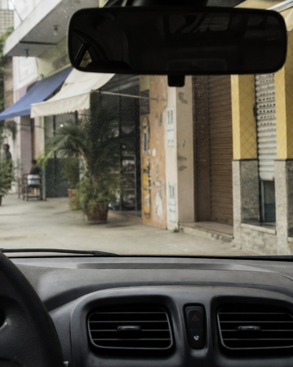 Rétroviseur et aérateurs dans un cadrage vertical