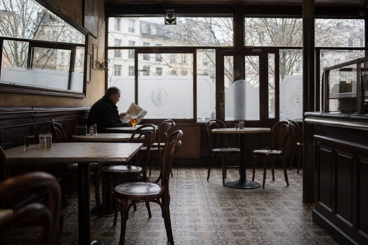 Salle de café aux carreaux décorés et lecteur près de la fenêtre