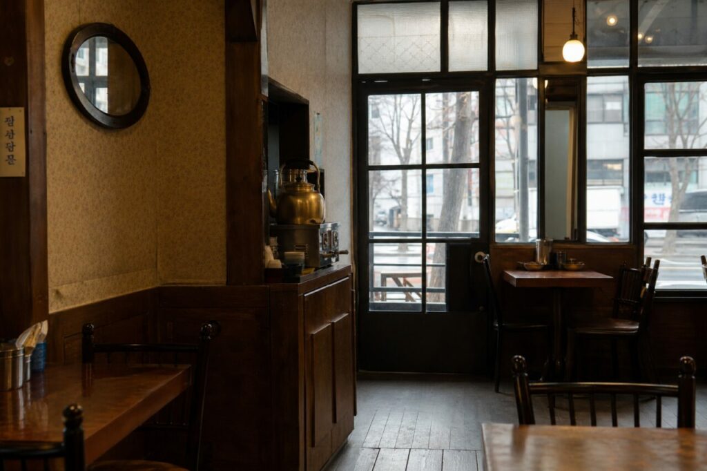 Salle sombre, bouilloire et fenêtres quadrillées